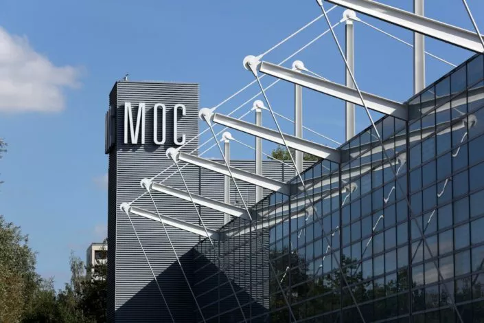 Beschriftung mit "MOC" eines Messeturms als einfach erreichbares Ziel von unserem Hotel für Messen in München