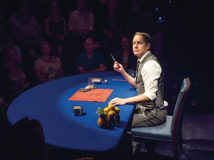 Table Magic Theater Alexander Krist bei einem Zaubertrick