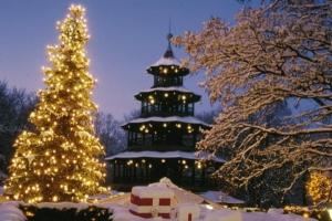 Der chinesische Turm im Englischen Garten zur Weihnachtszeit und mit Schnee bedeckt als eines der Ausflugsziele von unserem zentralen Hotel am Münchener Hauptbahnhof
