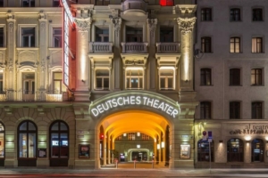 Deutsches Theater München - Torbogen bei Nacht