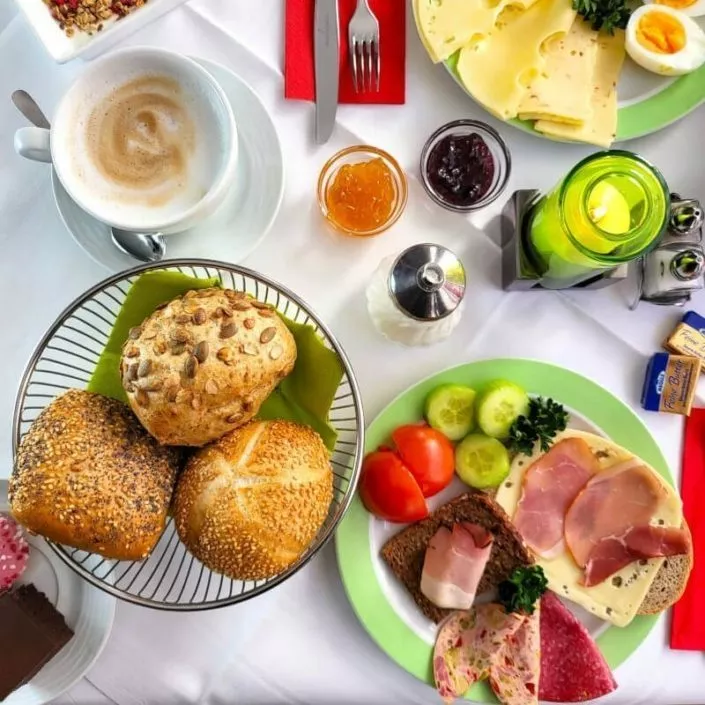 Colazione deliziosa in un hotel nel centro di Monaco di Baviera