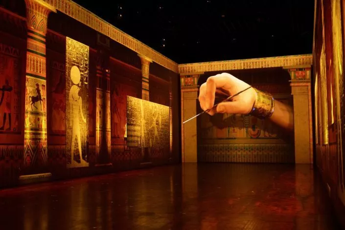 Ausstellungsraum mit Lichtprojektion des Alten Ägyptens